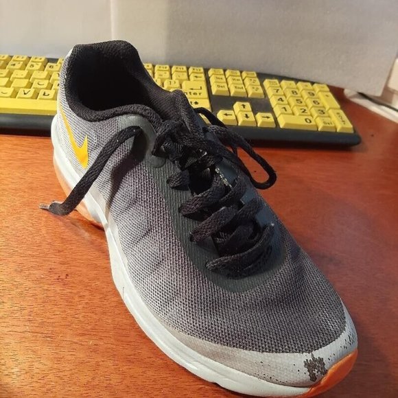 nike invigor grey orange